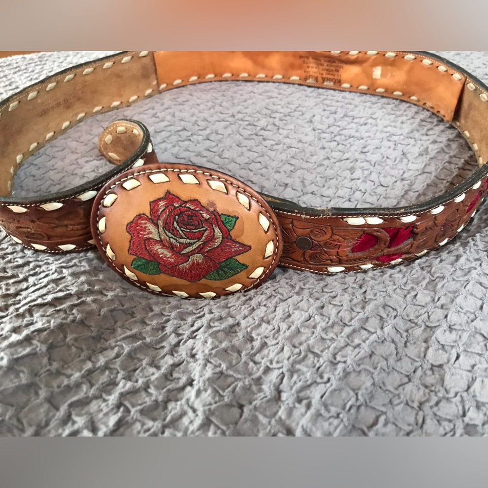 Vintage custom leather and velvet belt by Tony Lama. Size 32